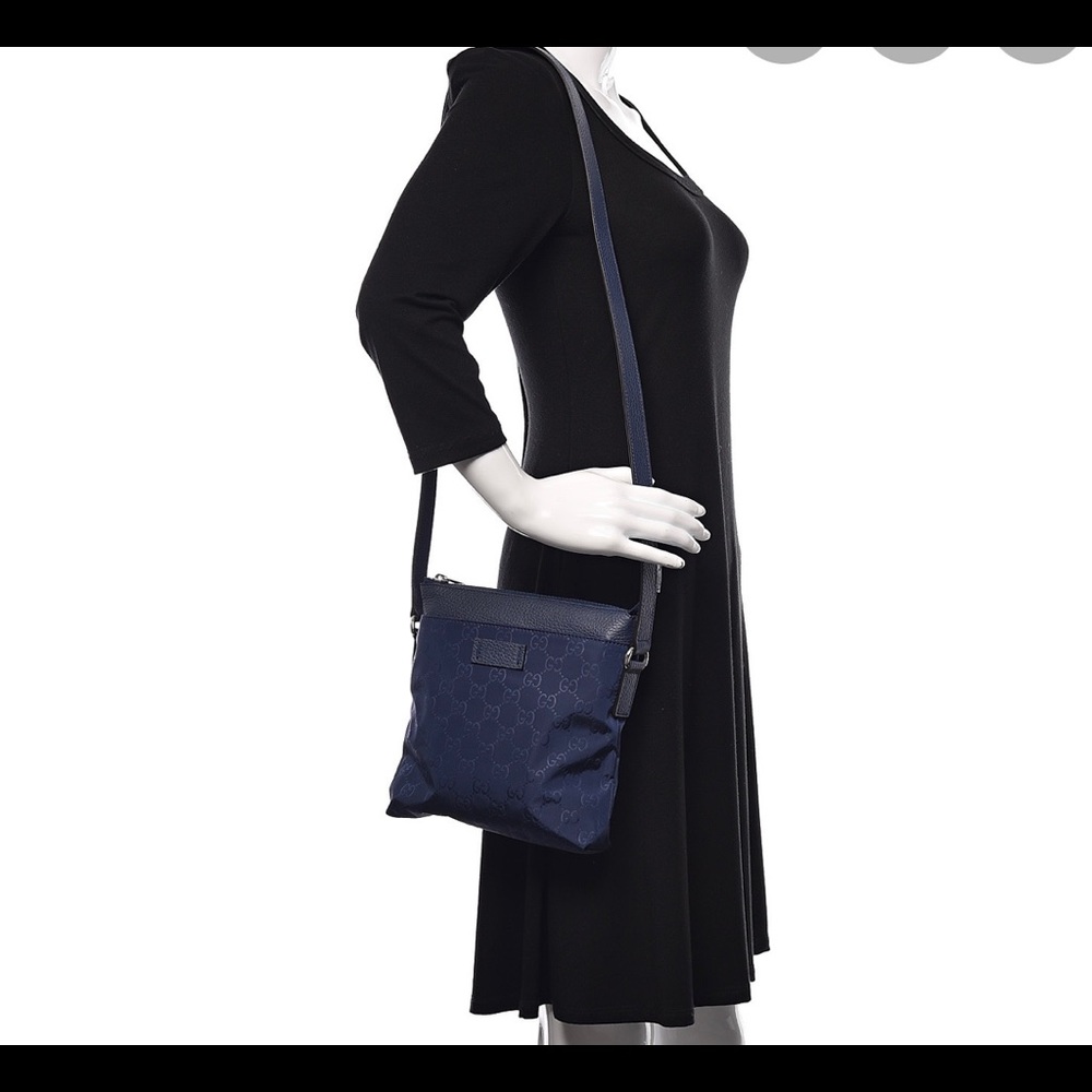 AUTH GUCCI BLACK NYLON MESSENGER